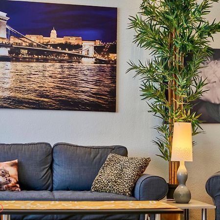M52 Apartment - Hostaid Budapest Esterno foto